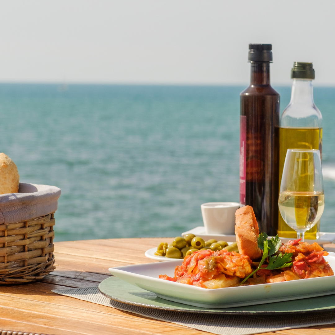 Comida mediterranea frente al mar