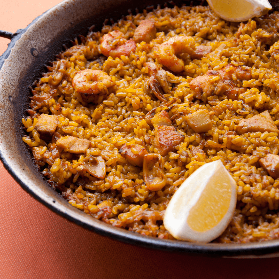 Paella de arroz mediterranea